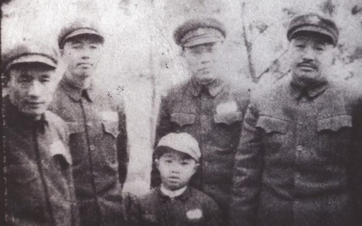 1951年4月贺龙司令员视察俄文大队