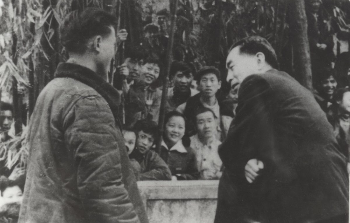 1958年3月7日周恩来总理与西南俄文专科学校师生亲切交谈