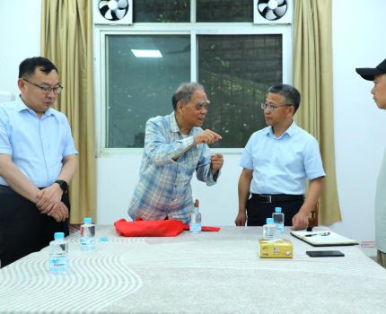 校领导带队走访慰问党员代表